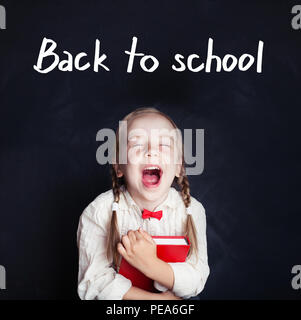 Kleines Mädchen Schüler verlassen. Zurück zum Konzept der Schule Stockfoto