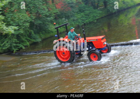 Lassen Sie den Traktor laufen sieht, Traktoren und andere Fahrzeuge im Konvoi den Fluss überqueren, als Sie in Ripon Stadtzentrum entfernt von Newby Hall North Yorks Kopf. Stockfoto