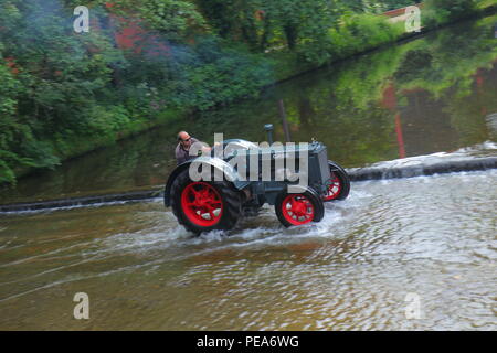 Lassen Sie den Traktor laufen sieht, Traktoren und andere Fahrzeuge im Konvoi den Fluss überqueren, als Sie in Ripon Stadtzentrum entfernt von Newby Hall North Yorks Kopf. Stockfoto