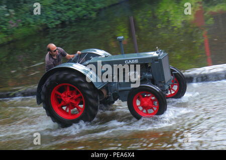 Lassen Sie den Traktor laufen sieht, Traktoren und andere Fahrzeuge im Konvoi den Fluss überqueren, als Sie in Ripon Stadtzentrum entfernt von Newby Hall North Yorks Kopf. Stockfoto