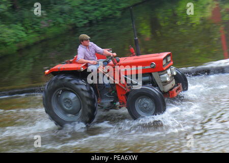 Lassen Sie den Traktor laufen sieht, Traktoren und andere Fahrzeuge im Konvoi den Fluss überqueren, als Sie in Ripon Stadtzentrum entfernt von Newby Hall North Yorks Kopf. Stockfoto