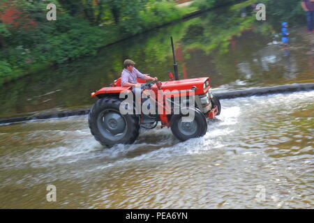 Lassen Sie den Traktor laufen sieht, Traktoren und andere Fahrzeuge im Konvoi den Fluss überqueren, als Sie in Ripon Stadtzentrum entfernt von Newby Hall North Yorks Kopf. Stockfoto