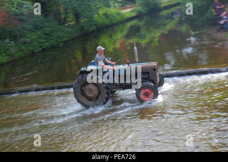 Lassen Sie den Traktor laufen sieht, Traktoren und andere Fahrzeuge im Konvoi den Fluss überqueren, als Sie in Ripon Stadtzentrum entfernt von Newby Hall North Yorks Kopf. Stockfoto