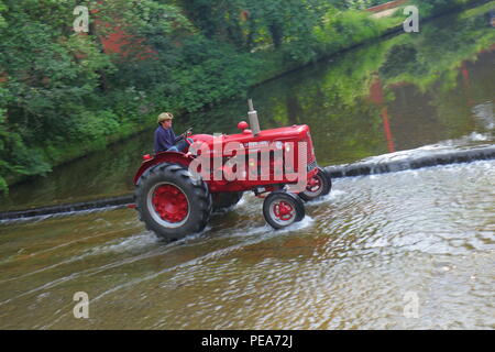 Lassen Sie den Traktor laufen sieht, Traktoren und andere Fahrzeuge im Konvoi den Fluss überqueren, als Sie in Ripon Stadtzentrum entfernt von Newby Hall North Yorks Kopf. Stockfoto