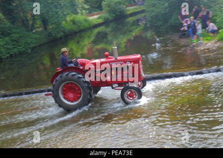 Lassen Sie den Traktor laufen sieht, Traktoren und andere Fahrzeuge im Konvoi den Fluss überqueren, als Sie in Ripon Stadtzentrum entfernt von Newby Hall North Yorks Kopf. Stockfoto