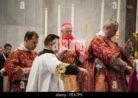 Rome-Italy - September 16, 2017 - Wallfahrt aus Anlass des zehnten Jahrestages der Summorum Pontificum Pontifikalamt in Vetus Ordo, Masse in L Stockfoto