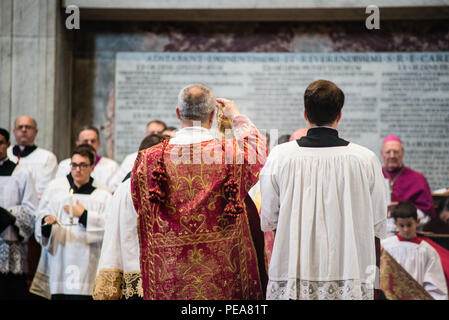 Rome-Italy - September 16, 2017 - Wallfahrt aus Anlass des zehnten Jahrestages der Summorum Pontificum Pontifikalamt in Vetus Ordo, Masse in L Stockfoto