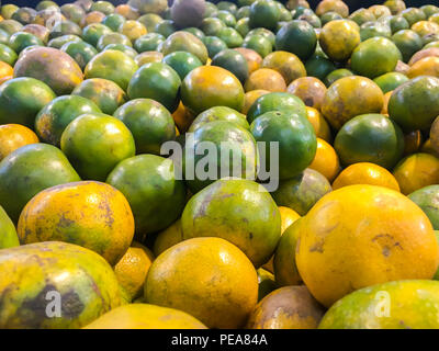 Die Orangen für Verkauf an den Marktstand Stockfoto