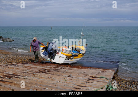 Fischer und Fischerboot auf Helling, sheringham, North Norfolk, England Stockfoto