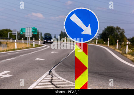 Vor dem Verkehrsschild in Richtung Autobahn, Tschechische Republik Stockfoto