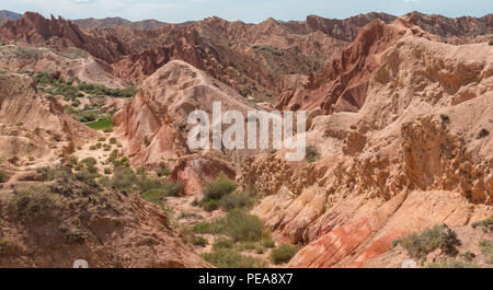 Märchen Canyon (skazka Canyon), eine Wüste Gegend in der Nähe von Bokonbayevo in Kirgisistan, an den Ufern des Sees Issyk Kul. Stockfoto