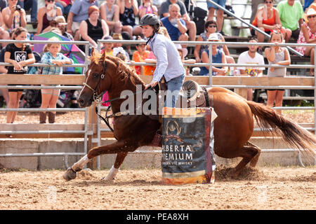 Cowgirls führen ihre quarterhorses durch die Barrel Racing Kurs während der Ram-Ritt Tour in Exeter, Ontario, Kanada. Stockfoto