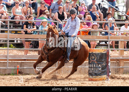 Cowgirls führen ihre quarterhorses durch die Barrel Racing Kurs während der Ram-Ritt Tour in Exeter, Ontario, Kanada. Stockfoto