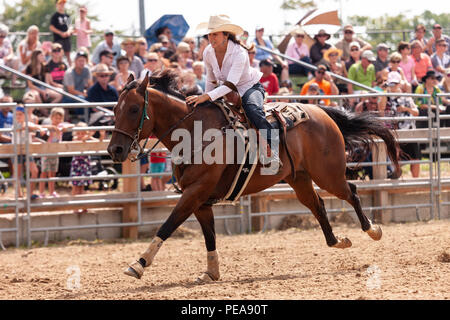 Cowgirls führen ihre quarterhorses durch die Barrel Racing Kurs während der Ram-Ritt Tour in Exeter, Ontario, Kanada. Stockfoto