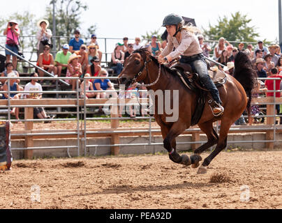 Cowgirls führen ihre quarterhorses durch die Barrel Racing Kurs während der Ram-Ritt Tour in Exeter, Ontario, Kanada. Stockfoto