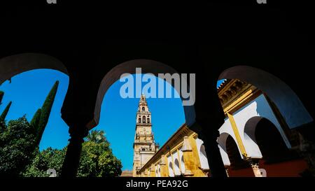 Rahmen der Glockenturm der Kathedrale La Mezquita in Cordoba, Spanien - UNESCO-Welterbe Stockfoto