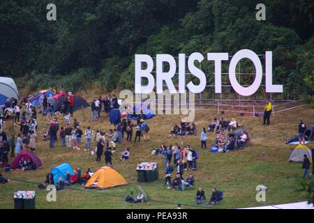 Zuschauer Sammeln von Bristol Zeichen auf einem nassen Tag am International Balloon Fiesta. UK. August, 2018. Stockfoto