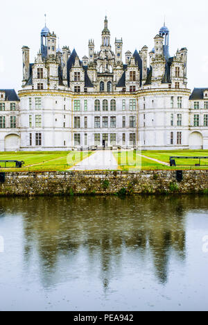 Das Chateau de Chambord an Chambord, Loir-et-Cher, Frankreich, ist einer der bekanntesten Schlösser in der ganzen Welt wegen seiner unverwechselbaren französischen Renaissance Architektur, die sich harmonisch traditionelle Französische mittelalterliche Formen mit klassischen Renaissance Strukturen. Haupteingang Stockfoto
