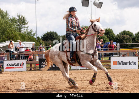 Cowgirls führen ihre quarterhorses durch die Barrel Racing Kurs während der Ram-Ritt Tour in Exeter, Ontario, Kanada. Stockfoto