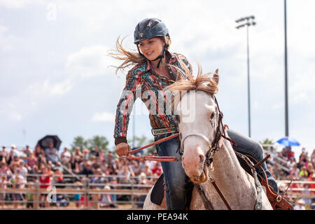 Cowgirls führen ihre quarterhorses durch die Barrel Racing Kurs während der Ram-Ritt Tour in Exeter, Ontario, Kanada. Stockfoto