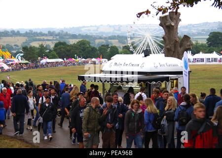 Masse der Leute durch ein Eis Verkäufer in Bristol International Balloon Fiesta, Ashton Hof Immobilien, UK. August, 2018. Stockfoto