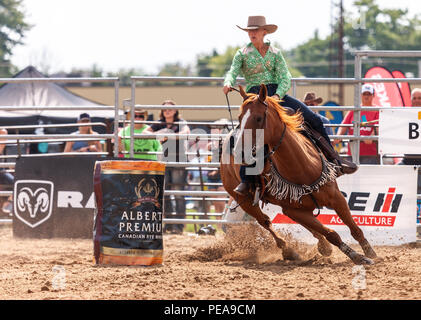 Cowgirls führen ihre quarterhorses durch die Barrel Racing Kurs während der Ram-Ritt Tour in Exeter, Ontario, Kanada. Stockfoto