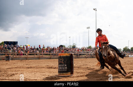 Cowgirls führen ihre quarterhorses durch die Barrel Racing Kurs während der Ram-Ritt Tour in Exeter, Ontario, Kanada. Stockfoto