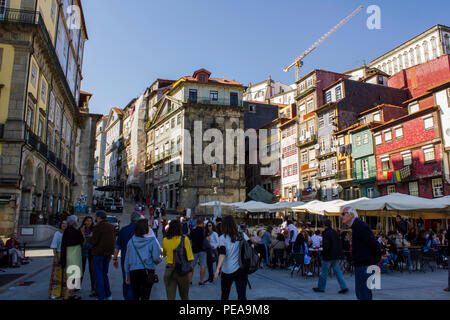 Typische Häuser und Straßencafés am historischen Ribeira Platz von Porto Stockfoto