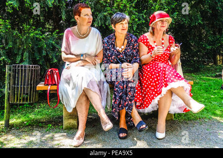 Ältere Bank-Leute, drei ältere Frauen in Sommerkleider, sitzen auf einer Bank in einem Park, Tschechische Republik ältere Bank Damen Generation Stockfoto