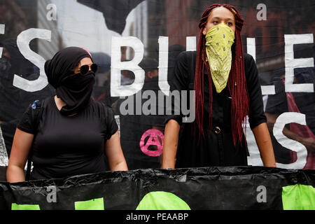 Washington, United States. 12 Aug, 2018. Anti-fascsts counterprotest halten in der Nähe des Weißen Hauses, gegen die Vorherrschaft der weißen Rallye im Lafayette Park commemtorating des einjährigen Bestehens des tödlichen Rallye in Charlottesville. Quelle: Michael Candelori/Pacific Press/Alamy leben Nachrichten Stockfoto