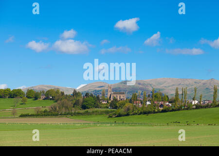 Ein Blick in Richtung Clackmannan mit den Ochil Hills im Hintergrund. Stockfoto