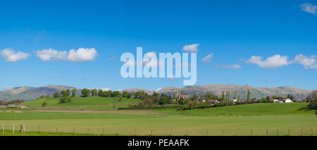 Ein Blick in Richtung Clackmannan mit den Ochil Hills im Hintergrund. Stockfoto