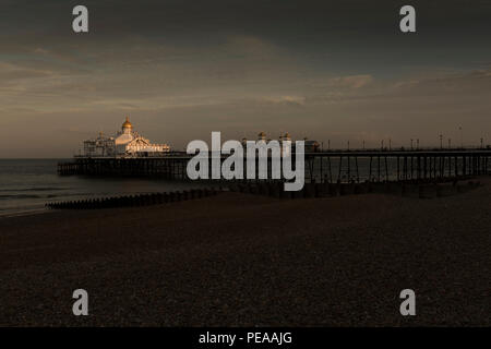 Der Pier von Eastbourne, East Sussex, an der Südküste von England, fangen die letzten Strahlen des Lichtes, das von einem Sonnenuntergang. Stockfoto