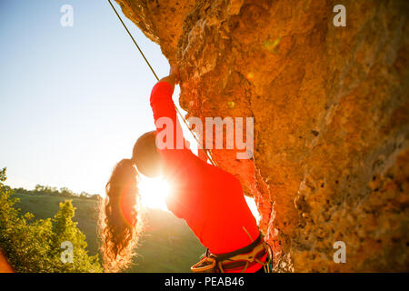 Image der Jungen brunette touristische Wandern über Rock im Sommer Tag. Stockfoto