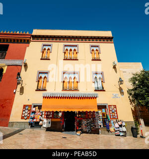 Cordoba, Spanien - 13.Juli 2018: touristische Geschäfte mit Souvenirs an einem Kiosk in der Nähe der Mezquita-Catedral, Cordoba, Andalusien, Spanien Stockfoto