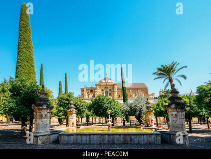 Cordoba, Spanien - 13. Juli 2018: Außerhalb der Mezquita von Cordoba aus dem Patio de Los Naranjos - UNESCO-Welterbe Stockfoto