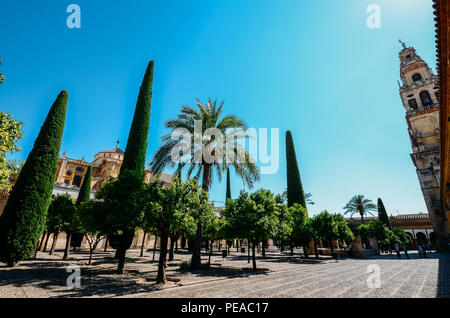 Cordoba, Spanien - 13. Juli 2018: Außerhalb der Mezquita von Cordoba aus dem Patio de Los Naranjos - UNESCO-Welterbe Stockfoto