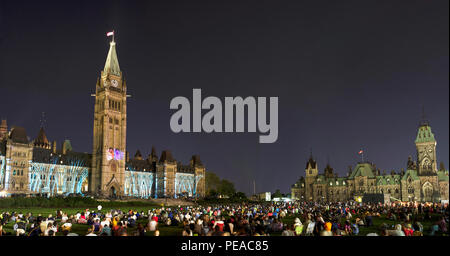 Eine Menge Uhren die Northern Lights Licht und Ton auf dem Parliament Hill in Ottawa, Kanada. Stockfoto