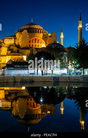 Hagia Sophia spiegelt sich im Pool, Istanbul, Türkei Stockfoto