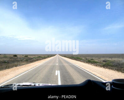 Straße durch die Nullarbor Wüste in Australien. Nullarbor bedeutet ohne Bäume. Aus der Kabine eines Camper gesehen. Stockfoto