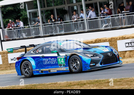 2017 Lexus RC-F GT3 GT Racer mit Fahrer Scott Pruett am Goodwood Festival 2018 von Geschwindigkeit, Sussex, UK. Stockfoto