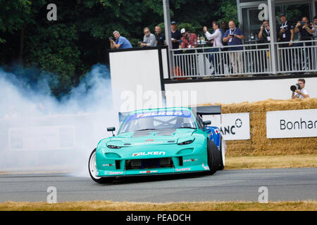 1995 Mazda RX-7 Formula Drift Auto mit Fahrer James Deane brennendes Gummi am Goodwood Festival 2018 von Geschwindigkeit, Sussex, UK. Stockfoto