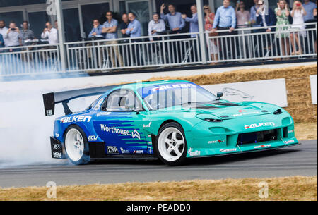 1995 Mazda RX-7 Formula Drift Auto mit Fahrer James Deane brennendes Gummi am Goodwood Festival 2018 von Geschwindigkeit, Sussex, UK. Stockfoto