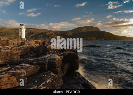 Rhue Leuchtturm, Ullapool, Schottland, bei Sonnenuntergang im Sommer Stockfoto