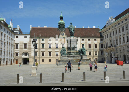 Blick aus dem Innenhof der Hofburg in Wien die Amalienburg mit dem Denkmal Kaiser Franz I. von Österreich. Stockfoto