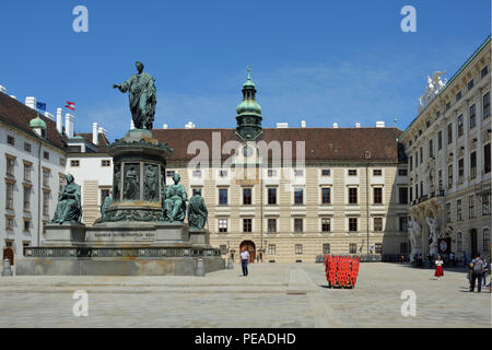 Blick aus dem Innenhof der Hofburg in Wien die Amalienburg mit dem Denkmal Kaiser Franz I. von Österreich. Stockfoto