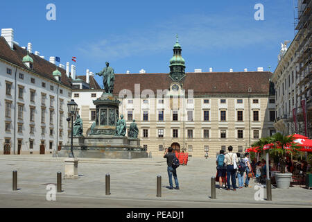 Blick aus dem Innenhof der Hofburg in Wien die Amalienburg mit dem Denkmal Kaiser Franz I. von Österreich. Stockfoto