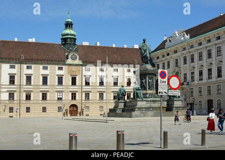 Blick aus dem Innenhof der Hofburg in Wien die Amalienburg mit dem Denkmal Kaiser Franz I. von Österreich. Stockfoto