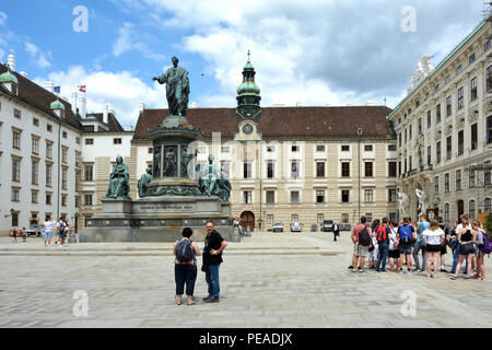 Blick aus dem Innenhof der Hofburg in Wien die Amalienburg mit dem Denkmal Kaiser Franz I. von Österreich. Stockfoto