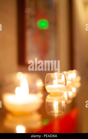 Kerzen in einer Reihe. Stockfoto